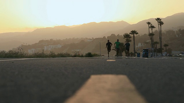 MS R/F跑步者在日落的自行车道上跑步/洛杉矶，加利福尼亚，美国视频素材