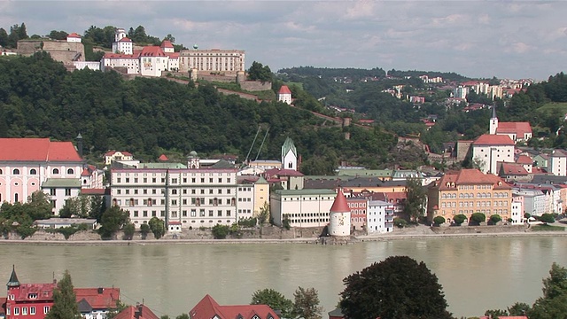 德国巴伐利亚州帕绍中部的多瑙河、山上的城堡和古老的盐塔视频素材