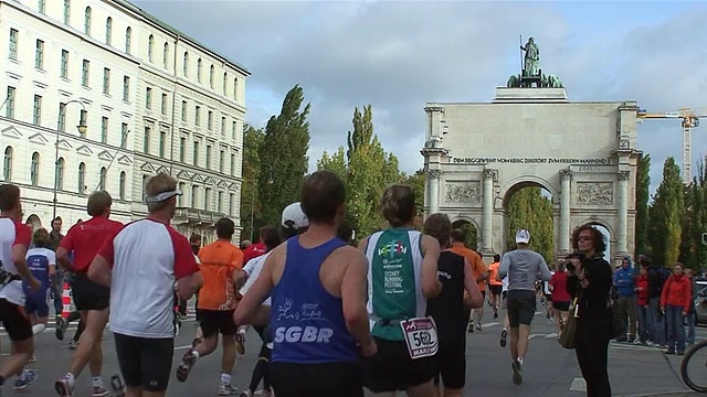 德国巴伐利亚州慕尼黑，人们在中央大街“LudwigstraÃe”上跑马拉松，奔向胜利拱门视频下载