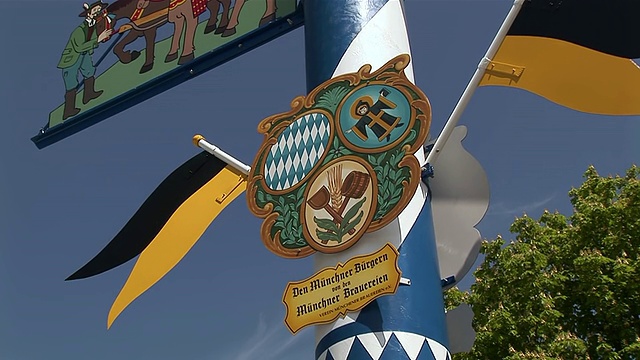 传统的“Maibaum”木柱和绘画柱/德国巴伐利亚慕尼黑视频素材
