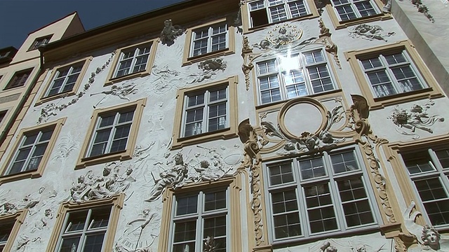 德国巴伐利亚慕尼黑，人们走在著名艺术家正式住宅的外立面上视频素材