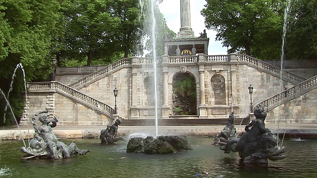 图为和平柱前的喷泉/慕尼黑，巴伐利亚，德国视频素材
