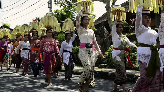在印尼巴厘岛的乌布，妇女们把祭品顶在头上视频下载