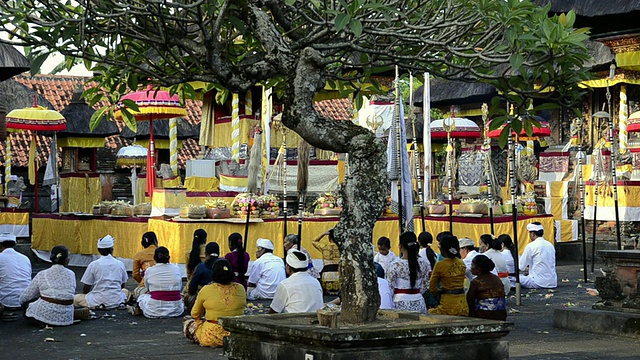 印度尼西亚巴厘岛乌布，MS礼拜者在彩色装饰的Pura Dalem Puri寺庙视频下载