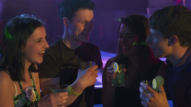 HD:年轻人在晚上酒吧喝酒视频素材