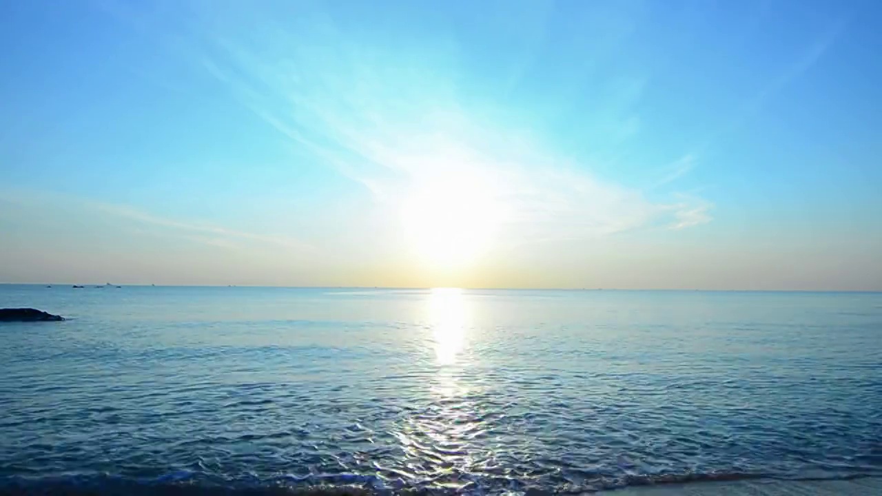 美丽的日落在热带海滩视频下载
