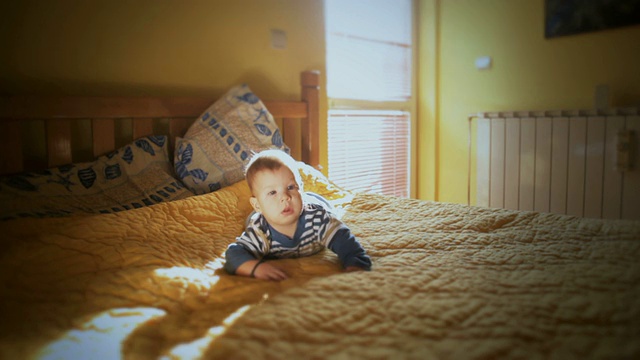 婴儿在床上爬视频素材