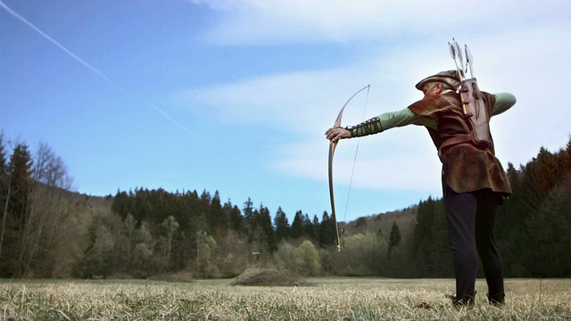 HD超级慢动作:中世纪射手狩猎林地林间空地视频素材