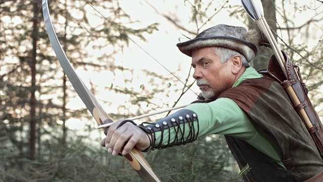 高清超级慢动作:中世纪射手在森林狩猎视频素材