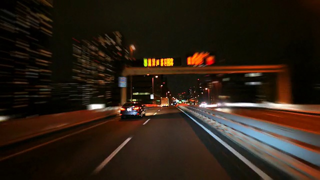 在东京的晚上开车视频素材