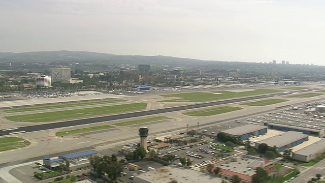 美国加州约翰韦恩机场的WS鸟瞰图视频素材