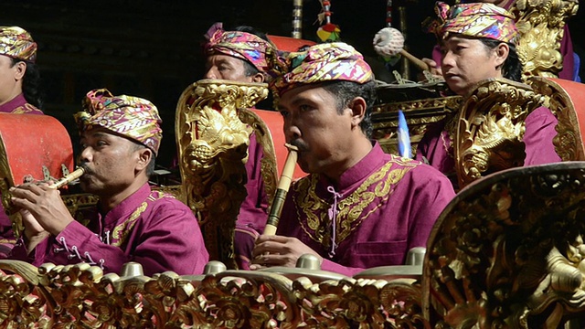 在印尼巴厘岛乌布的普里萨拉斯瓦提寺庙音频/古潘甘美兰音乐家正在演奏传统的巴厘甘美兰管弦乐队视频下载