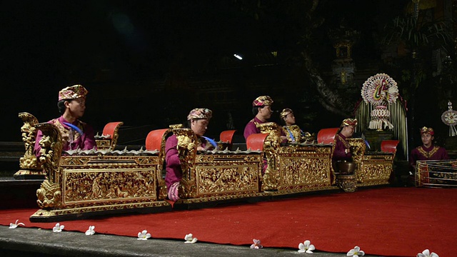 在印度尼西亚巴厘岛乌布的普里萨拉斯瓦蒂寺庙音频/乌布，加美兰乐队正在演奏传统的巴厘岛加美兰乐队视频下载