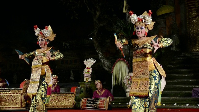 印尼巴厘岛乌布普里萨拉斯瓦蒂神庙音频/乌布，巴厘岛女孩舞者在加美兰管弦乐队前表演乐贡舞视频下载