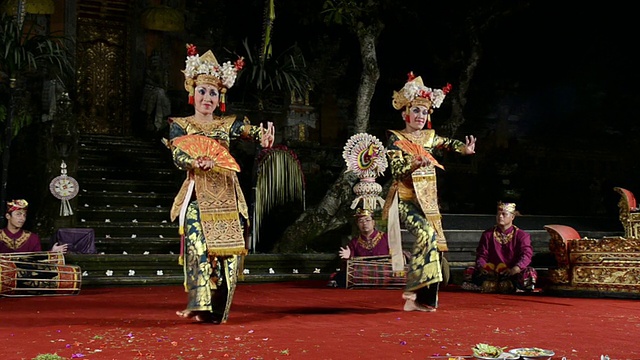 巴厘岛女孩舞者在布里萨拉斯瓦蒂神庙表演乐贡舞的画面，印尼巴厘岛视频下载