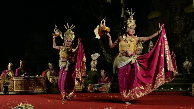 四名巴厘少女舞者正在普里萨拉斯瓦蒂庙音频/乌布表演月亮女神Tari Penyambutan舞蹈视频下载