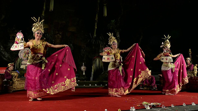 MS TS三名巴厘少女舞者正在布里萨拉斯瓦蒂庙音频/乌布表演月亮女神的舞蹈视频下载