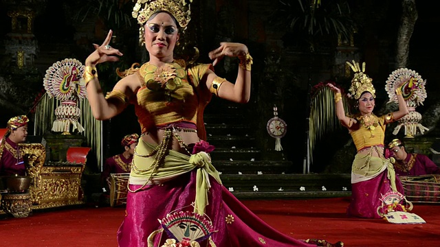 两位巴厘少女舞者正在普里萨拉斯瓦蒂庙音频/乌布表演月亮女神Tari Penyambutan舞蹈视频下载
