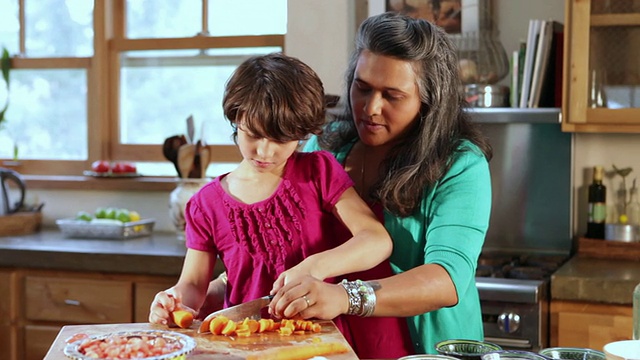 一对母女在美国新墨西哥州圣达菲的厨房里做饭视频素材