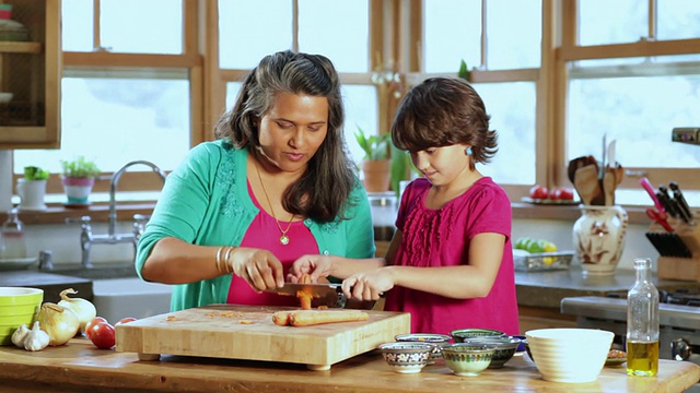 一对母女在美国新墨西哥州圣达菲的厨房里做饭视频素材