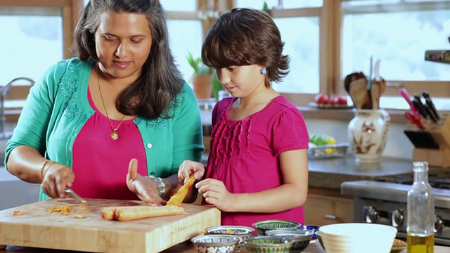 加州大学的一对母女在美国新墨西哥州圣达菲的厨房里做饭视频素材