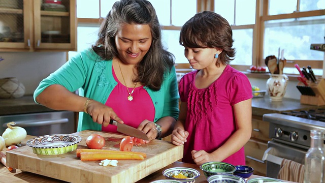 妈妈和女儿在厨房做饭/圣塔菲，新墨西哥州，美国视频素材