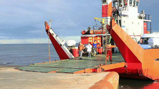 智利洛斯拉各斯地区帕尔瓜，MS TS趸船停靠和汽车驶出视频下载