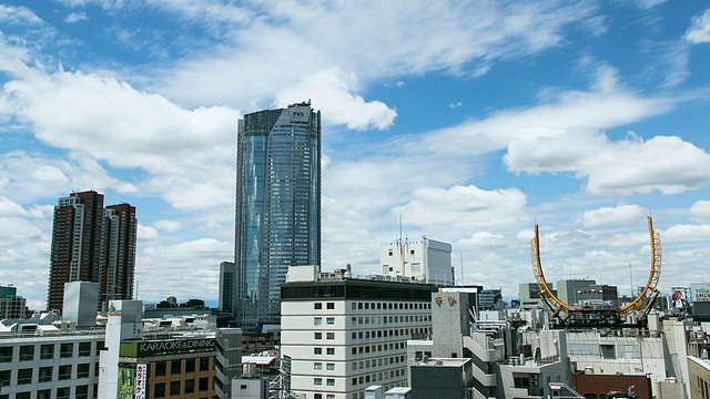 日本东京，六本木山WS T/L办公楼，以蓝天和夏日白云为背景视频下载