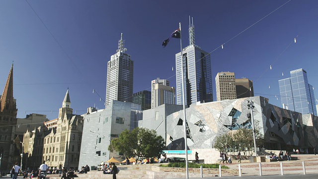 澳大利亚维多利亚州墨尔本联邦广场和东墨尔本天际线视频素材