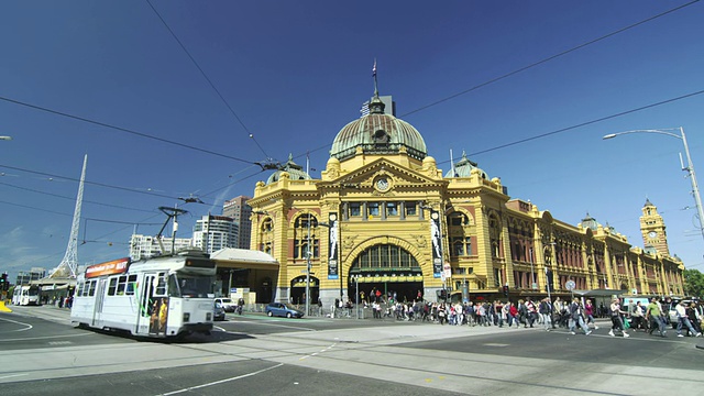 弗林德斯街站和有轨电车沿着斯旺斯顿街，墨尔本，维多利亚，澳大利亚视频下载