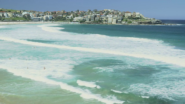 海浪在邦迪海滩，悉尼，新南威尔士，澳大利亚视频素材