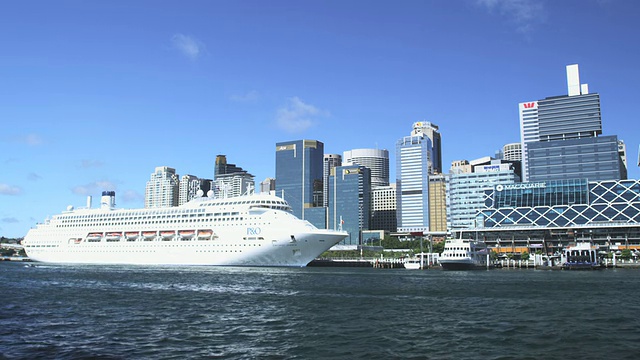 在澳大利亚新南威尔士州悉尼达令港码头和CBD的远洋班轮视频素材