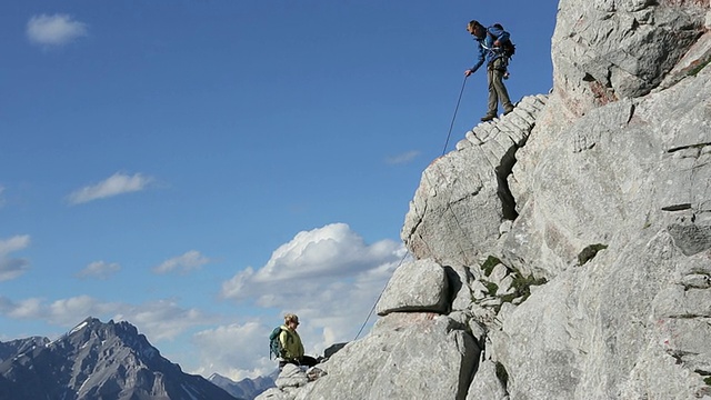 攀登者在攀爬mtns上方的山脊时保护队友视频下载