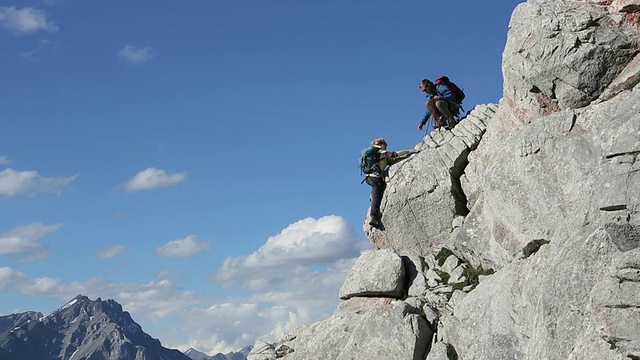 攀登者在攀登山脉时帮助队友视频下载