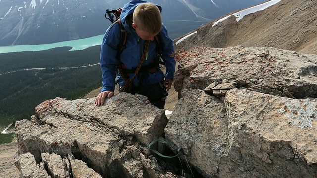 登山者攀登岩石，地方和剪辑保护，mtns视频素材