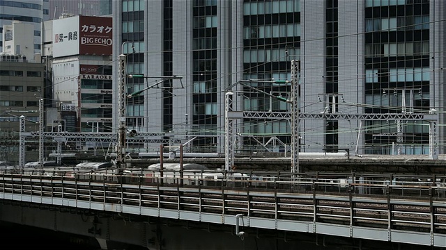 日本东京市中心，一列子弹头列车或新干线经过写字楼视频素材