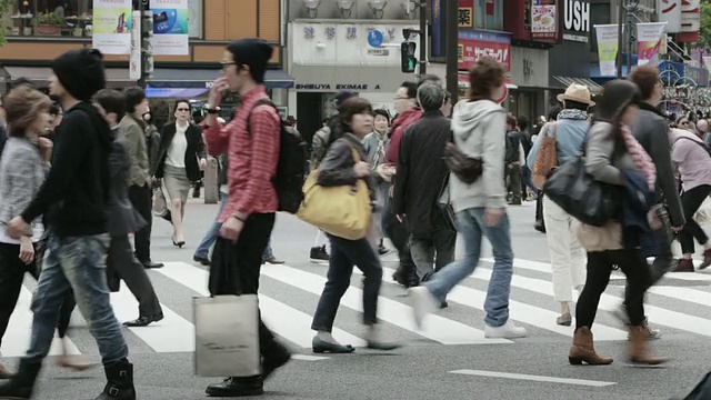 日本东京涩谷区的MS人群使用十字路口或人行道视频素材