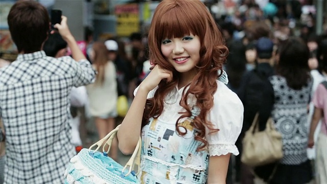 日本东京原宿区竹下街，一名时尚女孩在镜头前摆姿势视频素材
