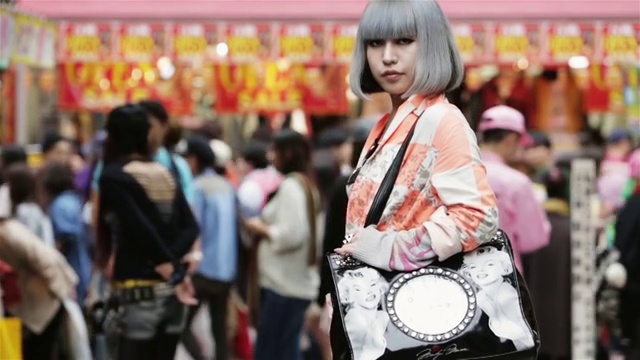 日本东京原宿区，一名时尚女孩在竹下街前拍照视频素材