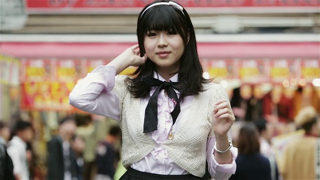日本东京原宿区竹下街前，一名时尚女孩摆出V字或和平手势视频素材