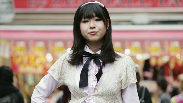 日本东京原宿区竹下街，一名时尚女孩在竹下街前摆姿势微笑视频素材