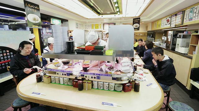 WS消费者在日本东京的一家寿司餐厅用餐视频素材