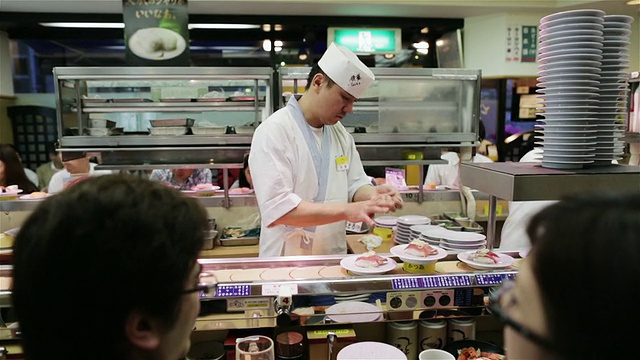 日本东京一家寿司餐厅的厨师在准备寿司视频素材