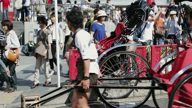 日本东京，一名人力车车夫拉着一辆jinrikisha穿过东京街道视频下载