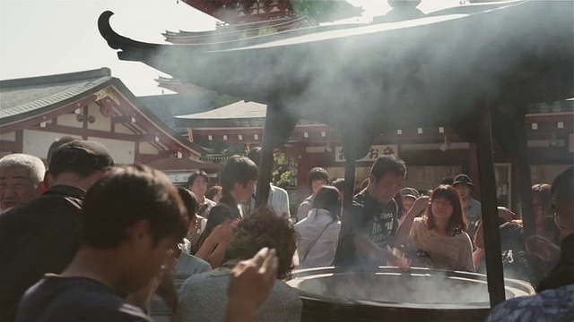 日本东京浅草寺，MS的信徒们在自己身上飘着烟视频素材
