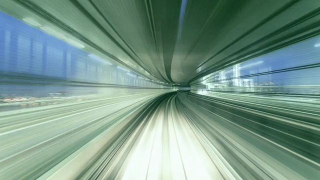 日本东京，一列火车正穿过一座背景为交通和摩天大楼的半封闭式大桥视频下载