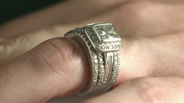 ECU结婚戒指戴在女人的手指上视频素材
