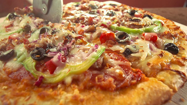 CU披萨切割轮切新鲜出炉的披萨视频下载