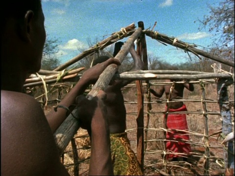 非洲，人们建造房屋，人们固定木屋顶柱子视频下载