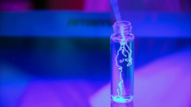 Medium Close Up_static -液体在小瓶中形成发光链。视频下载